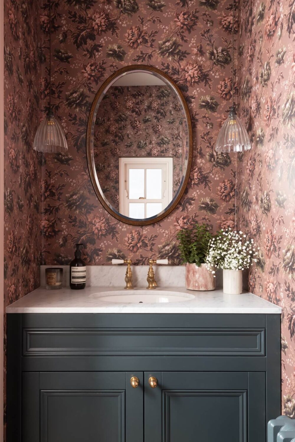 powder-room-house-of-hackney-opia-old-rose-wallpaper-oval-mirror-victorian-home-london-frank-and-faber-nordroom