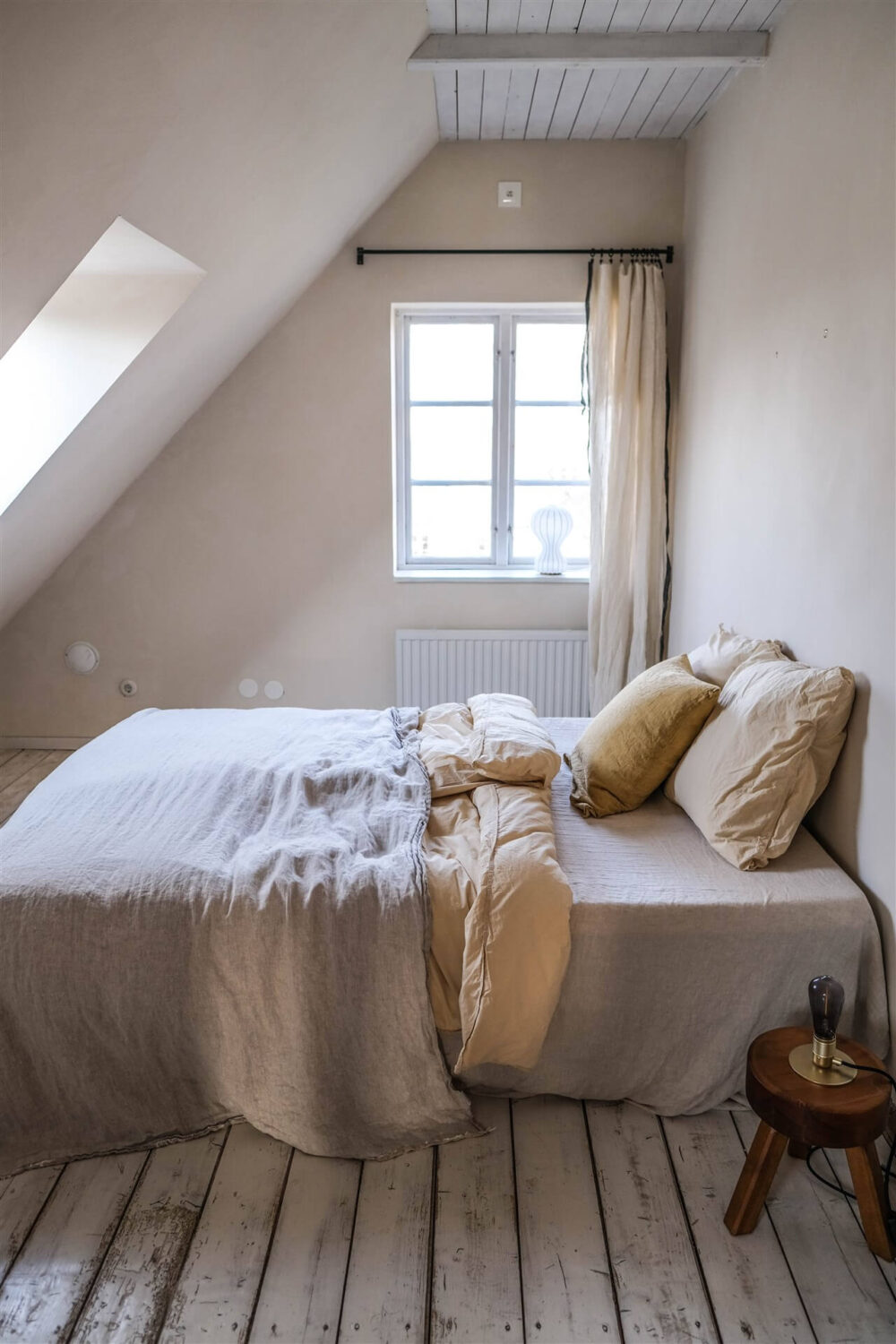 serene-attic-bedroom-wooden-floor-nordroom