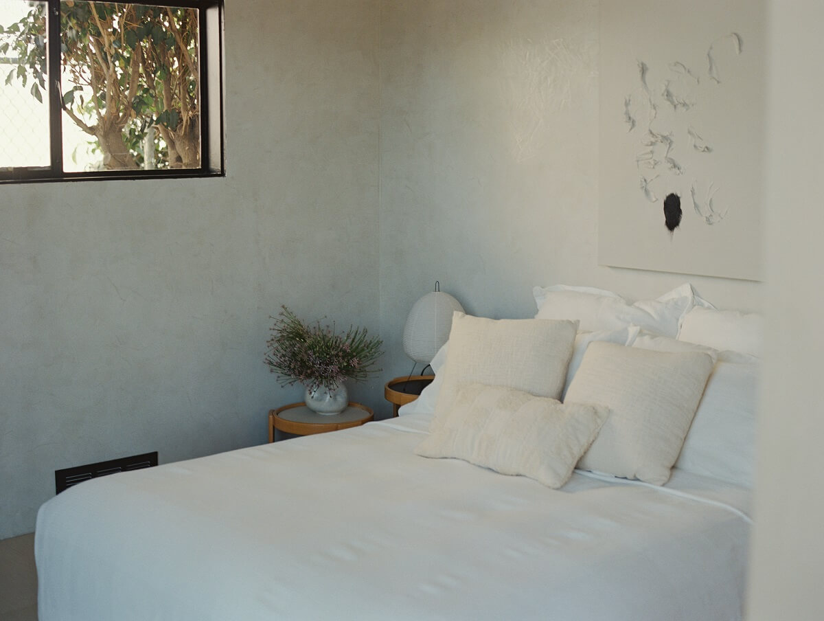 white-bedroom-midcentury-bungalow-los-angeles-nordroom