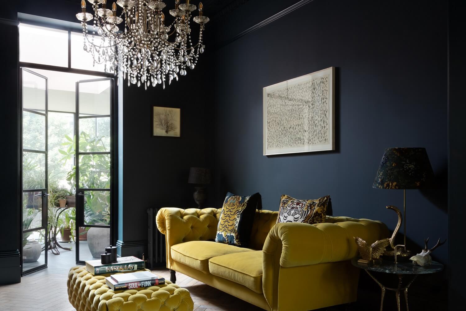 yellow-sofa-dark-blue-sitting-room-victorian-home-london-frank-and-faber-nordroom