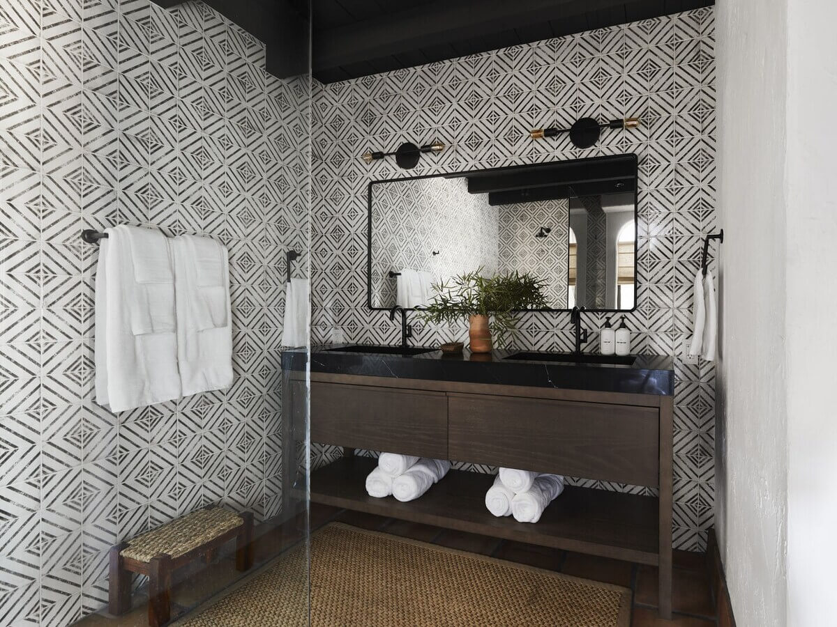 bathroom-black-ceiling-wallpaper-airbnb-nordroom