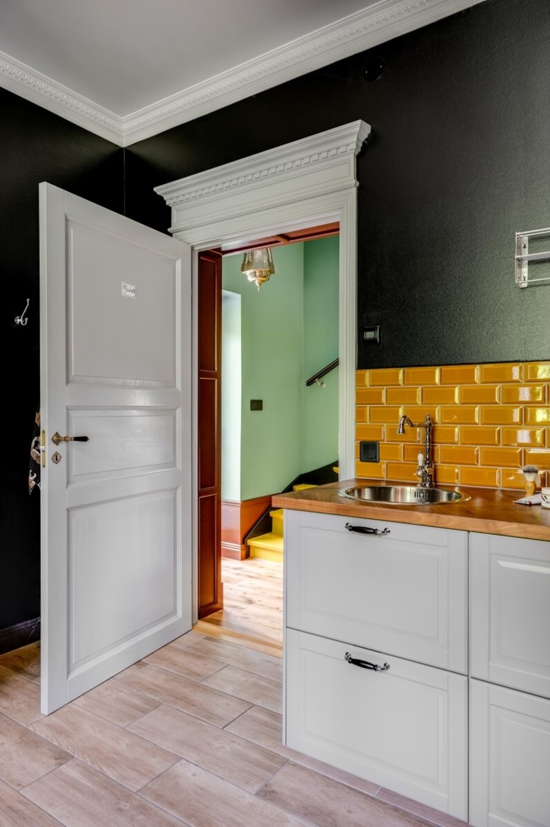 bathroom-black-walls-orange-tiles-nordroom