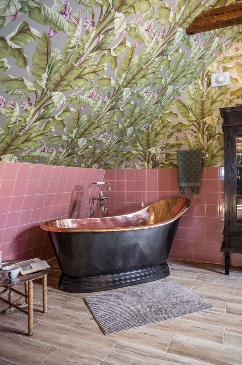 bathroom-copper-bath-pink-tiles-palm-wallpaper-nordroom