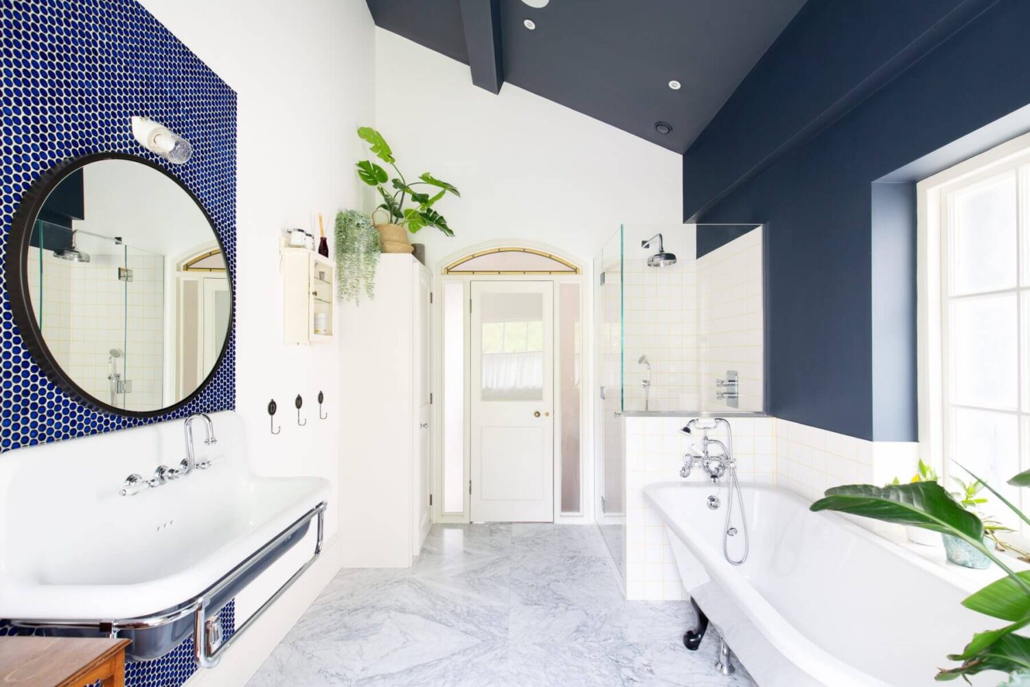 bathroom-marble-floor-tiles-blue-ceiling-blue-tiles-nordroom