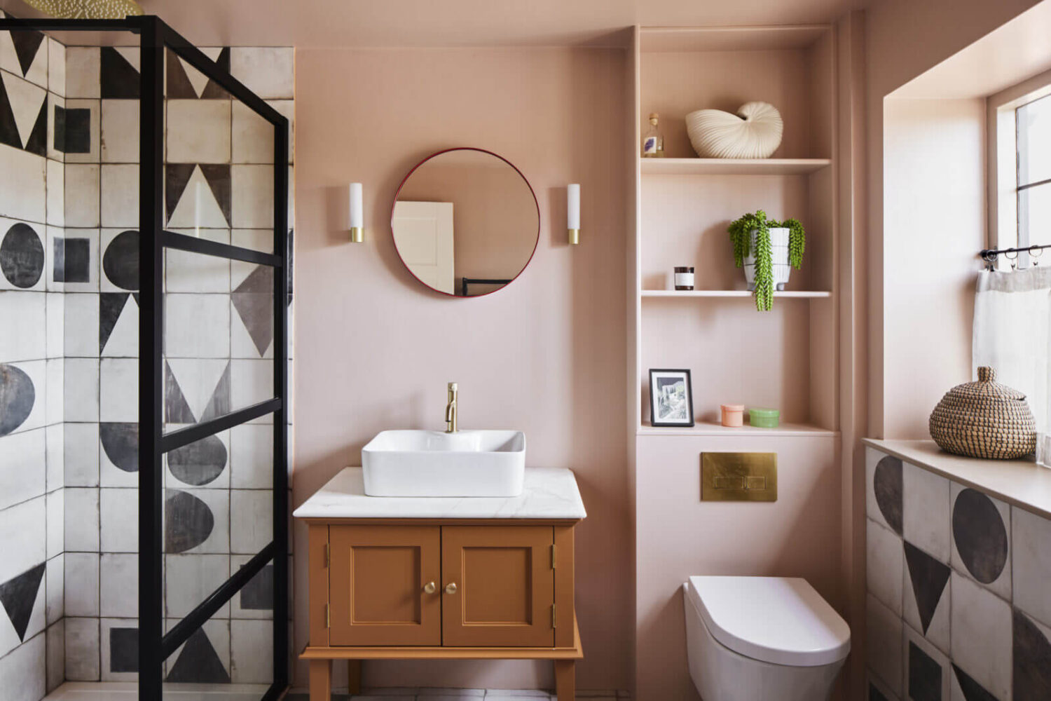 bathroom-pink-walls-black-white-tiles-shelves-above-toilet-nordroom
