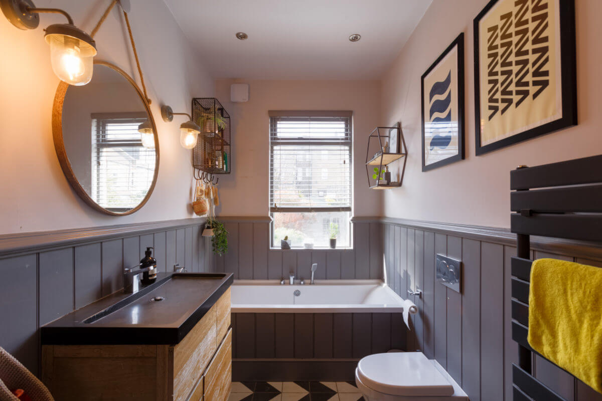 bathroom-round-mirror-black-white-floor-tiles-bath-nordroom