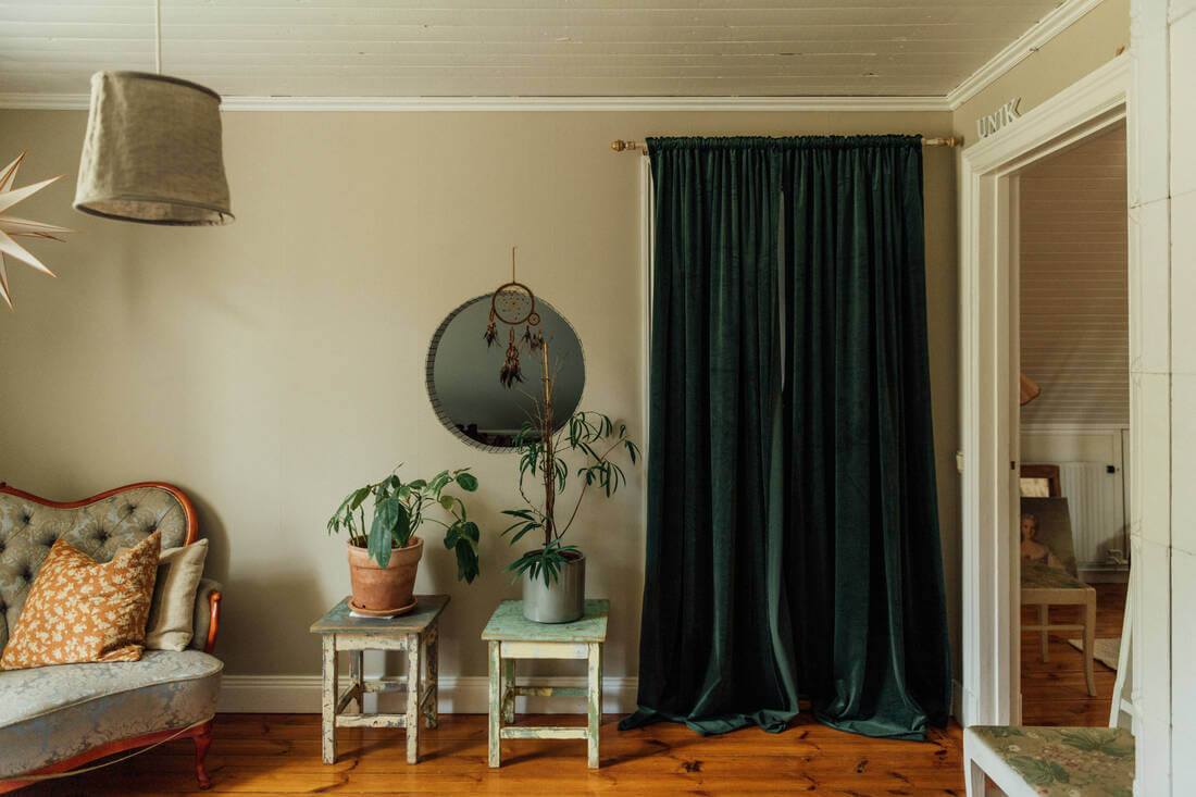 bedroom-antique-sofa-velvet-curtains-nordroom