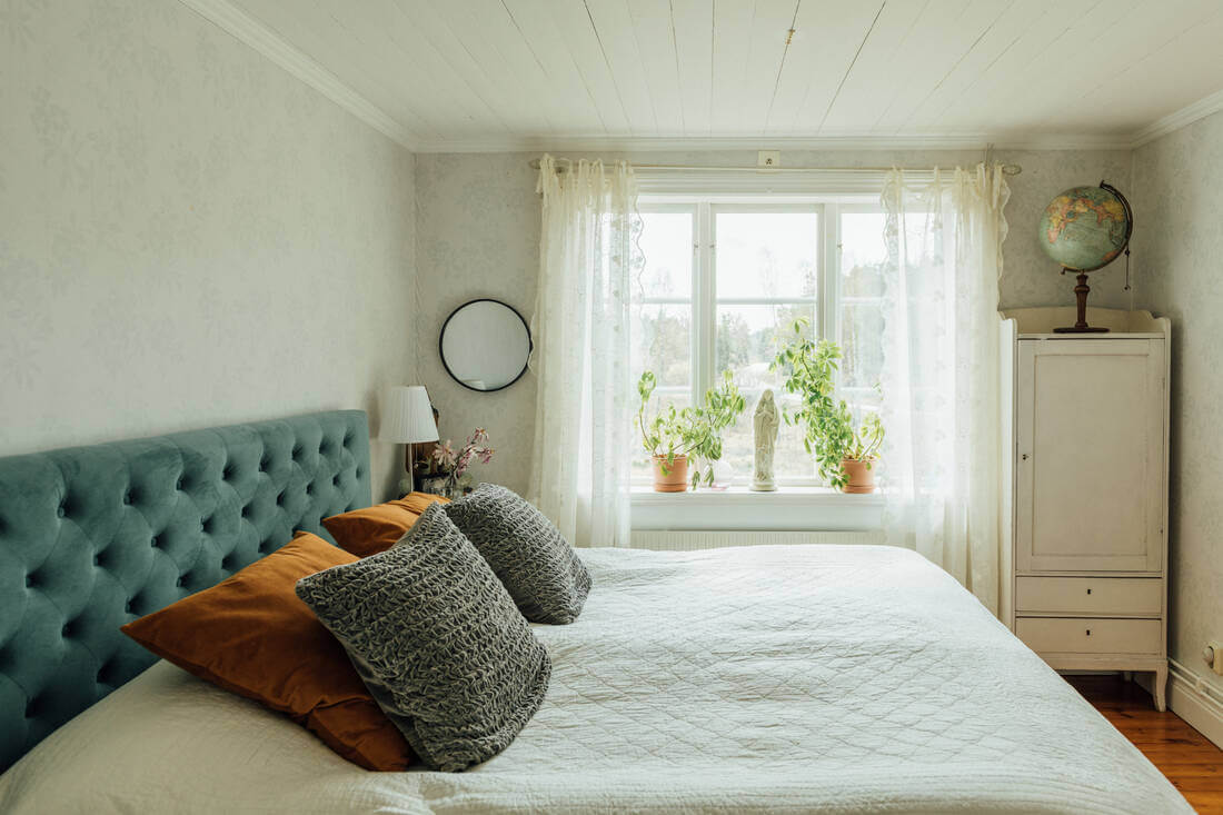 bedroom-blue-headboard-vintage-boho-home-sweden-nordroom