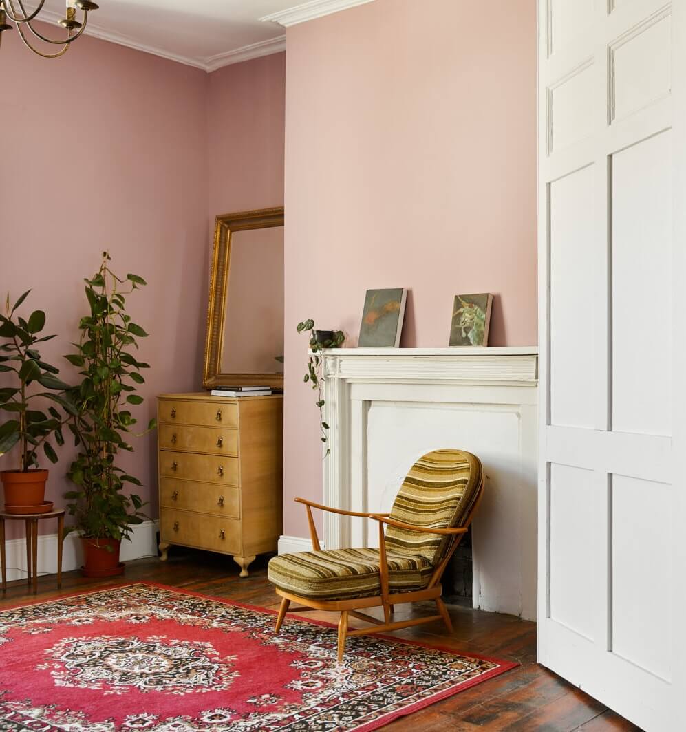 bedroom-pink-walls-wooden-floor-rug-nordroom