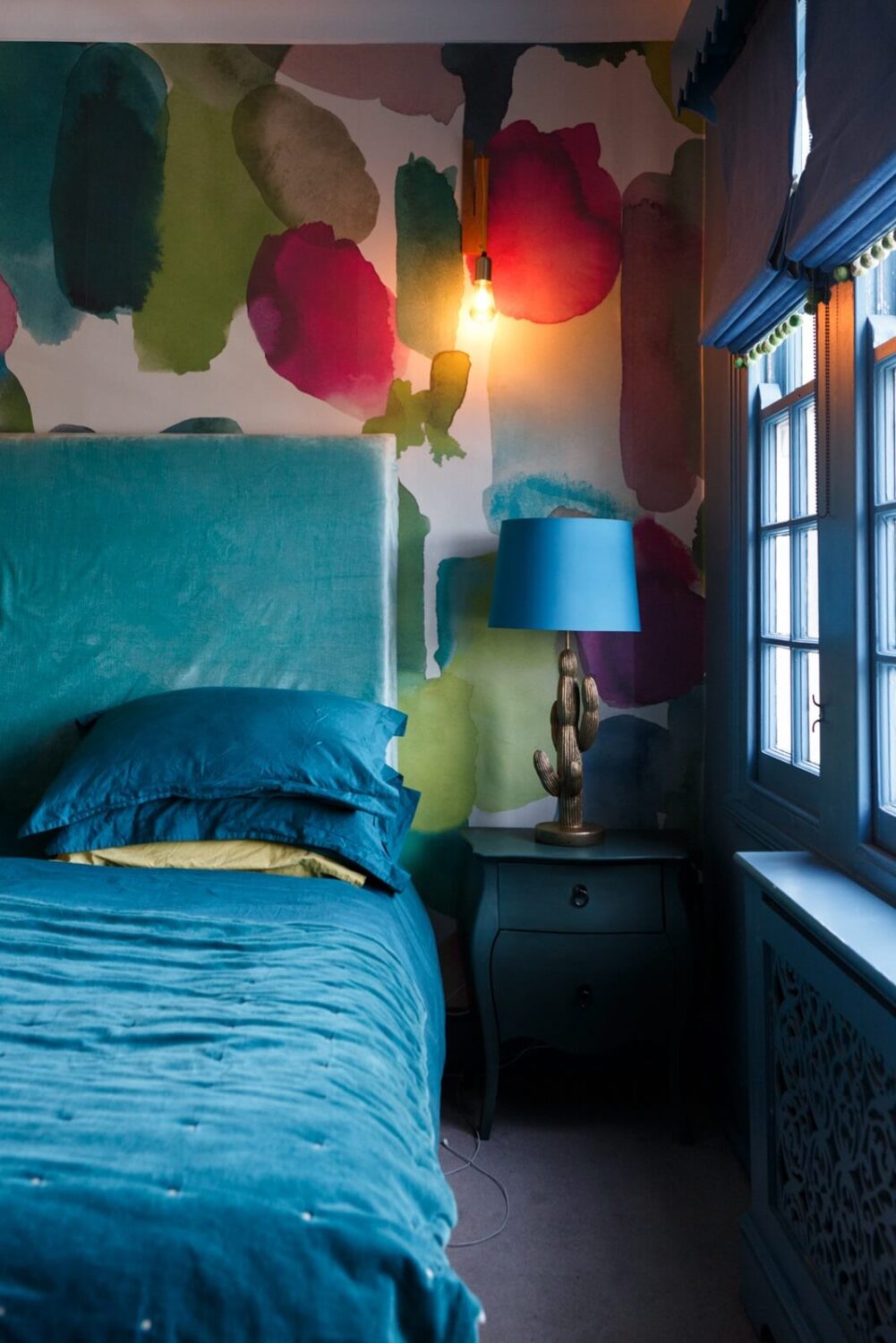 bedroom-sea-green-bedding-window-frames-colorful-wallpaper-nordroom