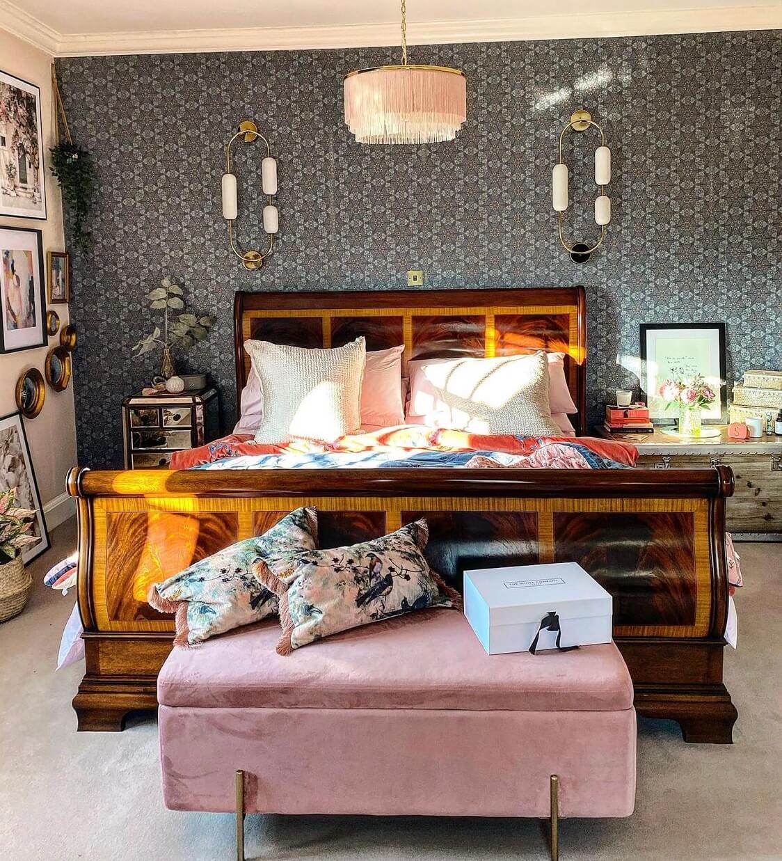 bedroom-wood-bed-wallpaper-nordroom