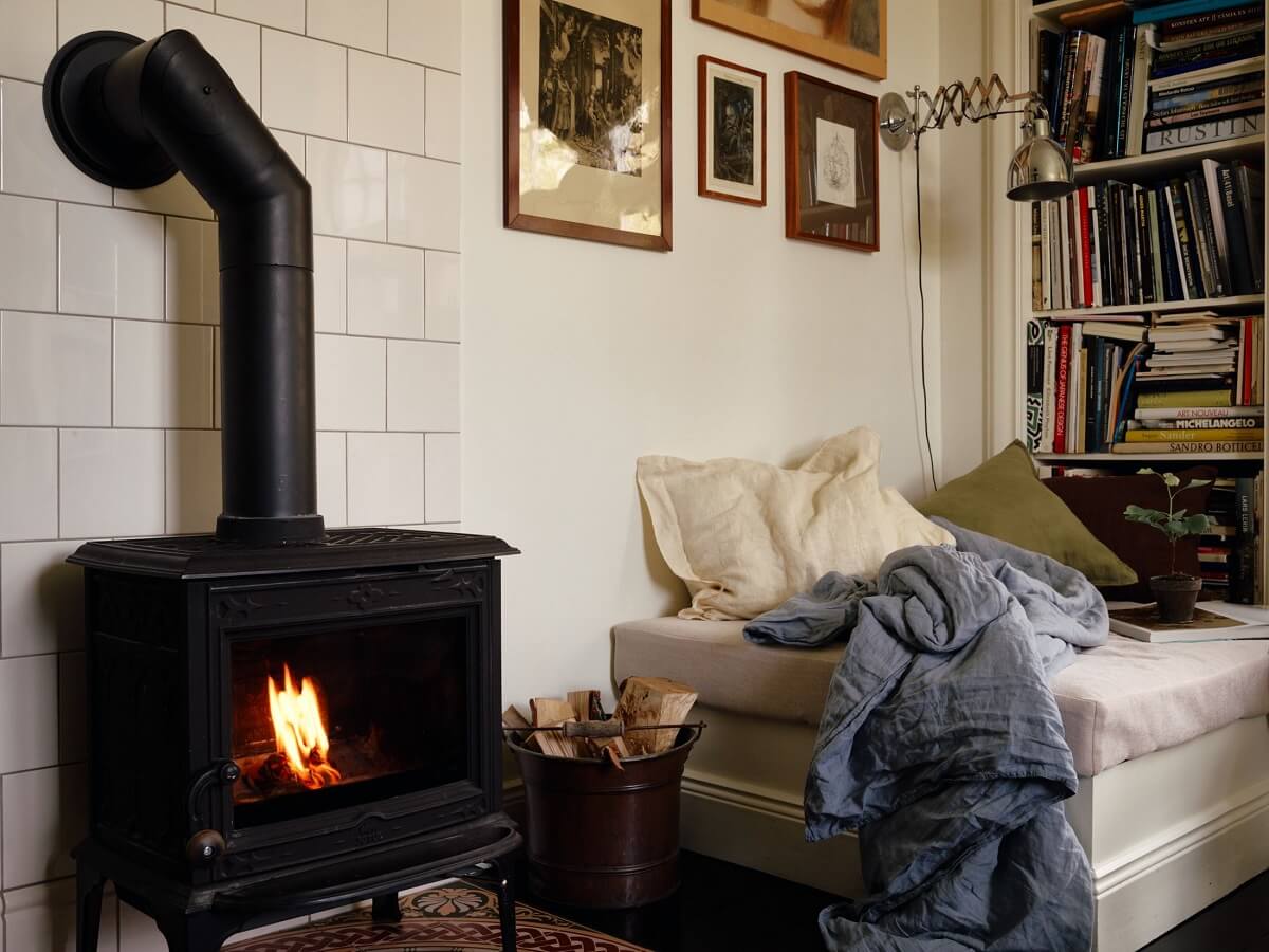 cozy-living-room-sofa-books-fireplace-nordroom