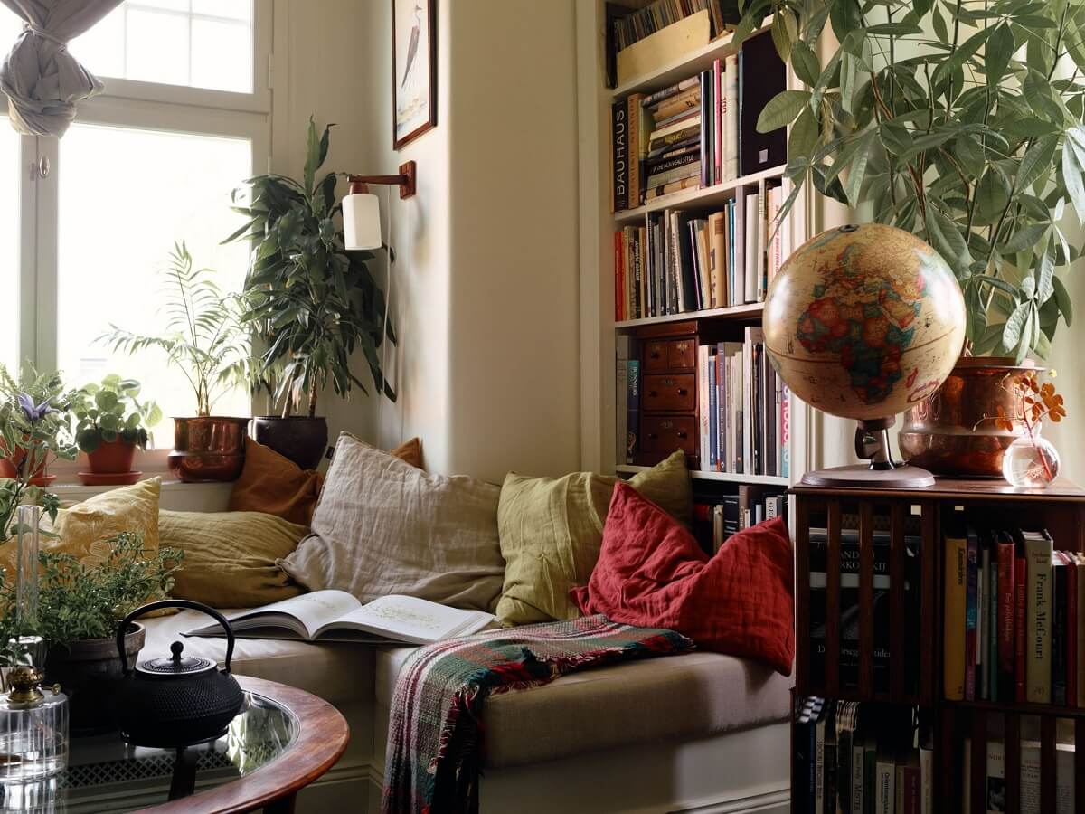 cozy-living-room-u-shaped-sofa-book-vintage-decor-nordroom
