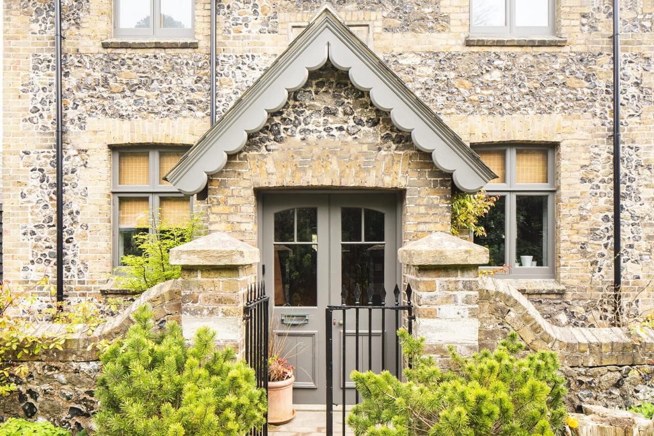 entrance-victorian-architecture-cozy-home-england-nordroom