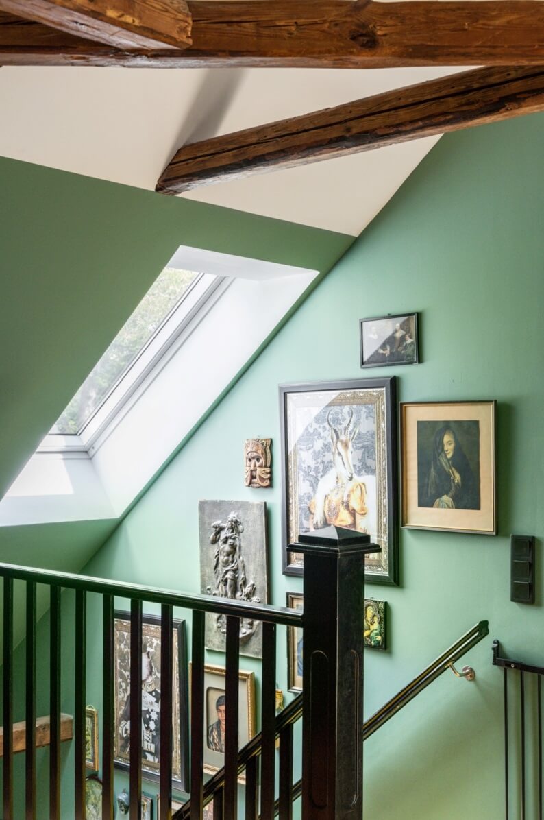 green-staircase-exposed-beams-gallery-wall-nordroom