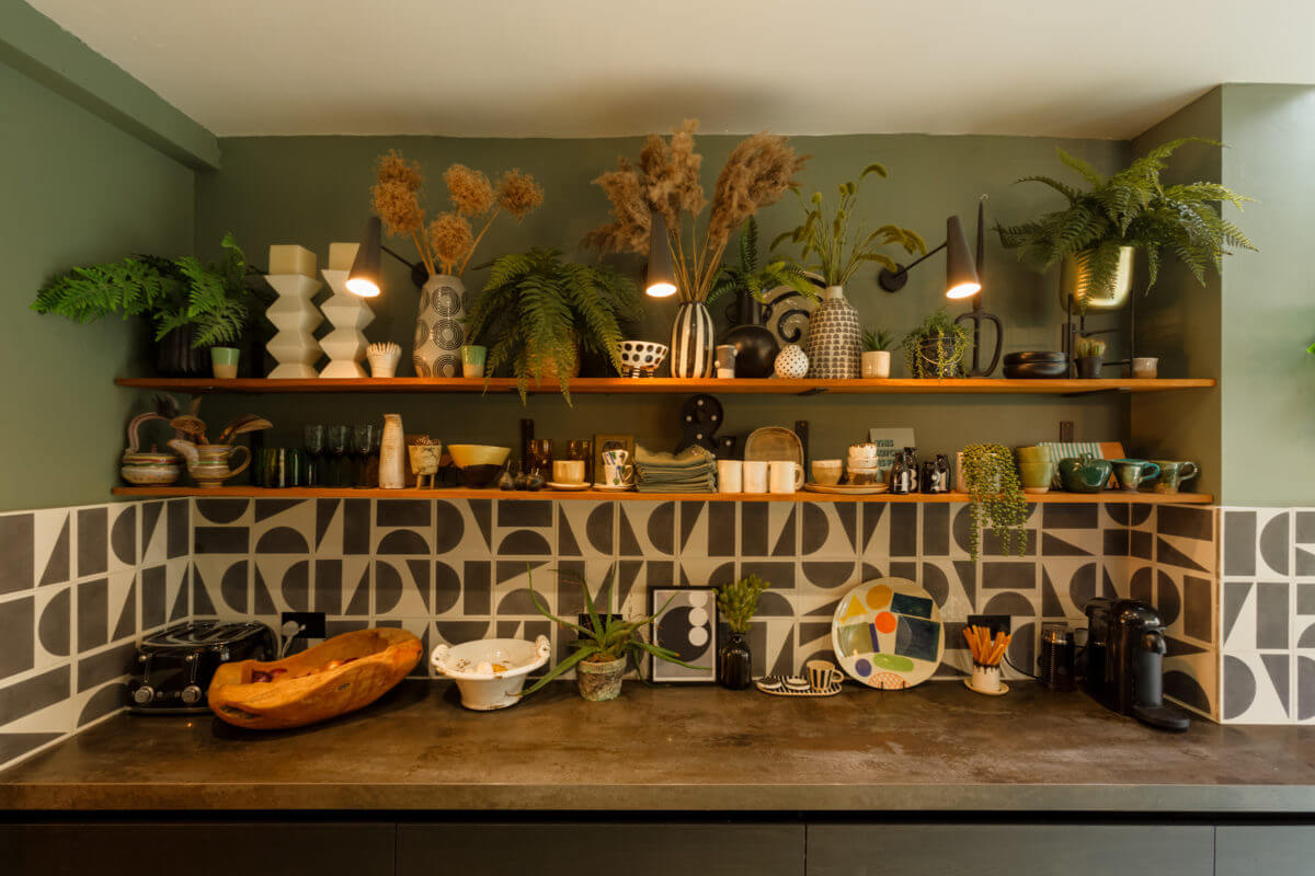 kitchen-open-shelves-black-white-tiles-plants-nordroom