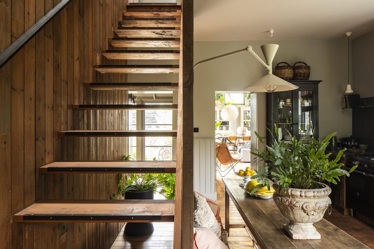 kitchen-staircase-warm-victorian-home-england-nordroom
