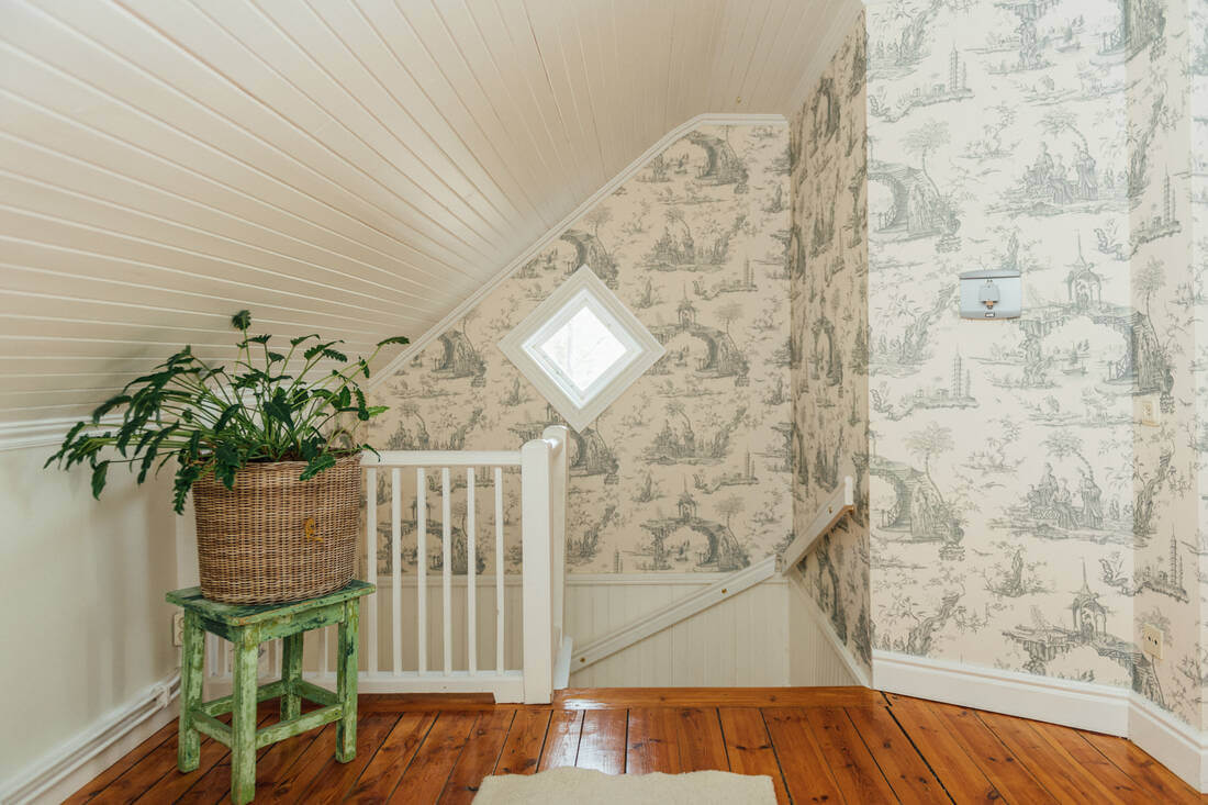 landing-wallpaper-wooden-floor-swedish-country-house-nordroom