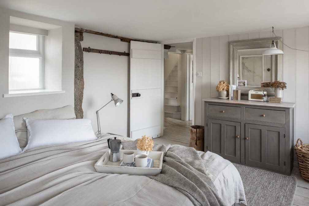 light-gray-cottage-bedroom-nordroom