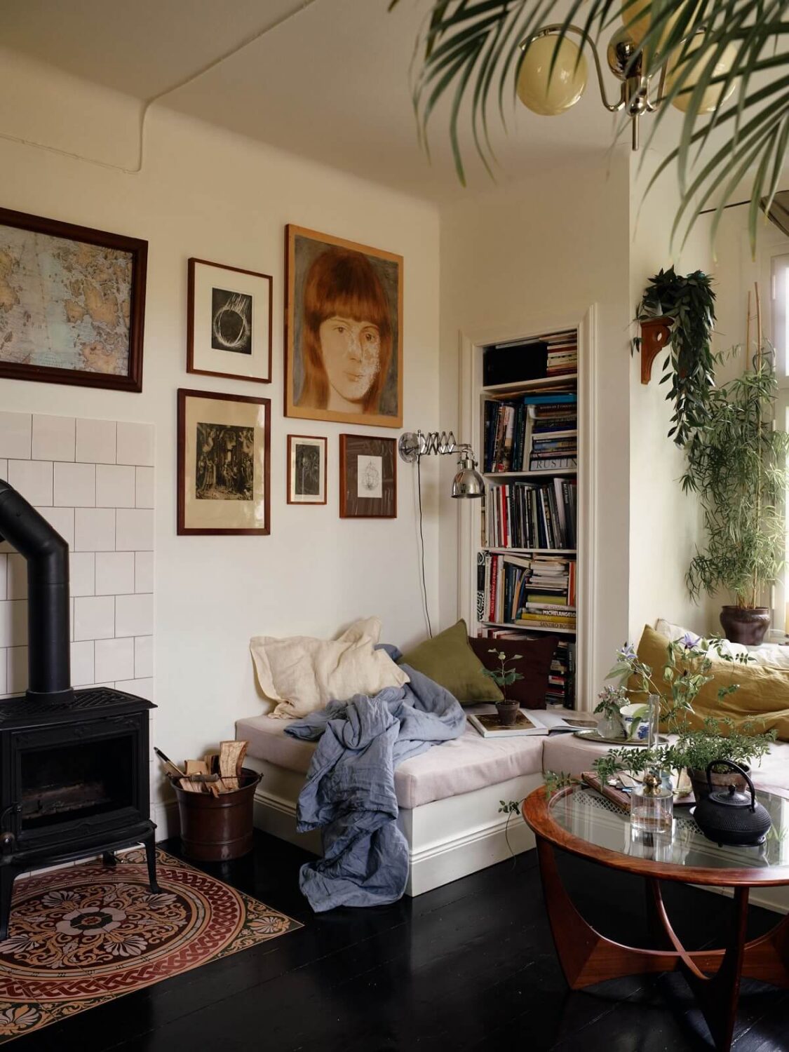 living-room-black-floor-books-vintage-art-decor-nordroom