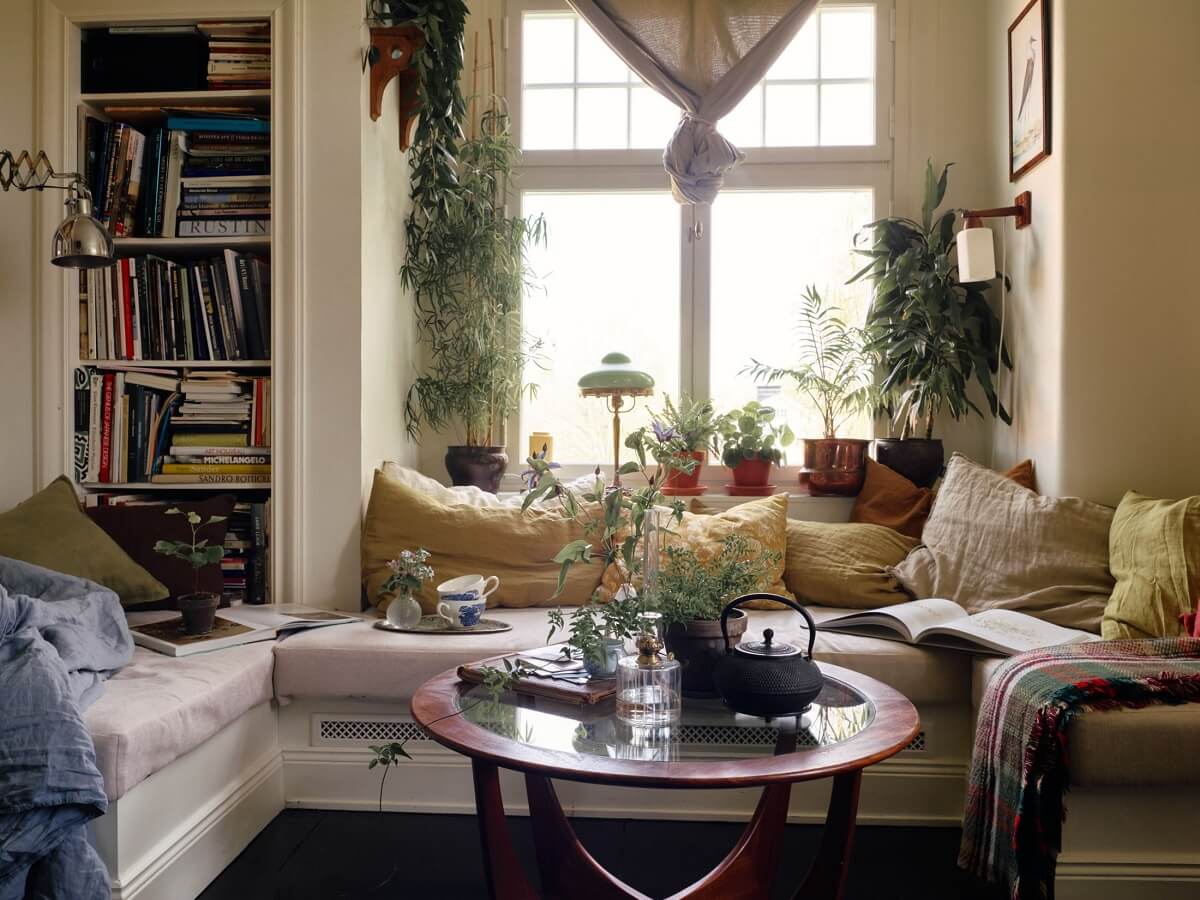 living-room-built-in-sofa-round-coffee-table-books-vintage-decor-nordroom
