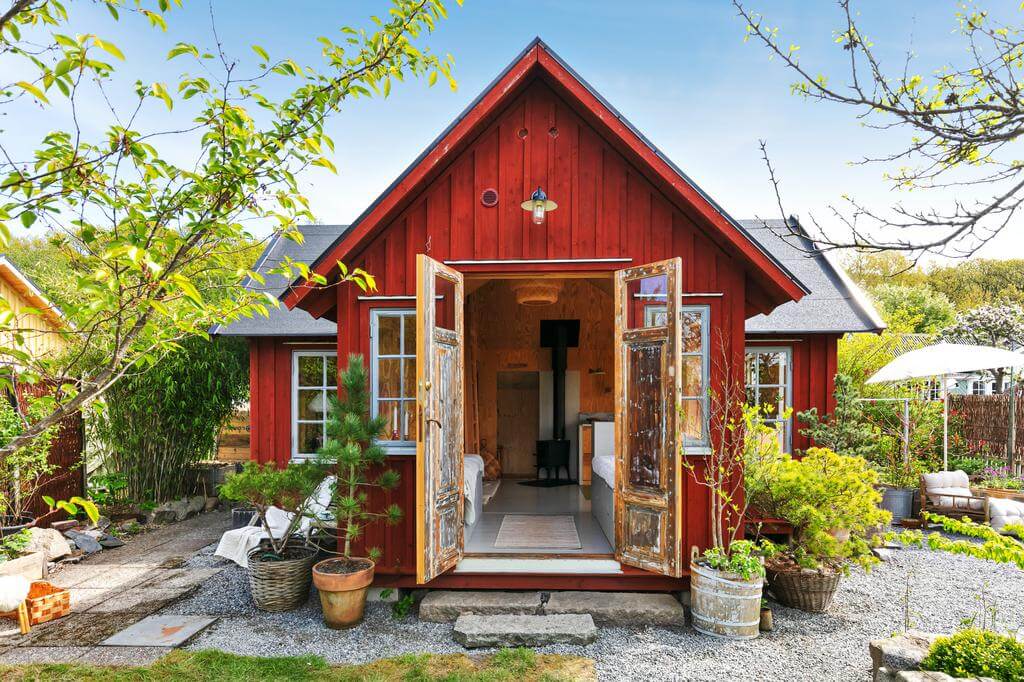 A Red Wooden Cottage on a Swedish Allotment 1 red-nordic-cottage-swedish-allotment-nordroom