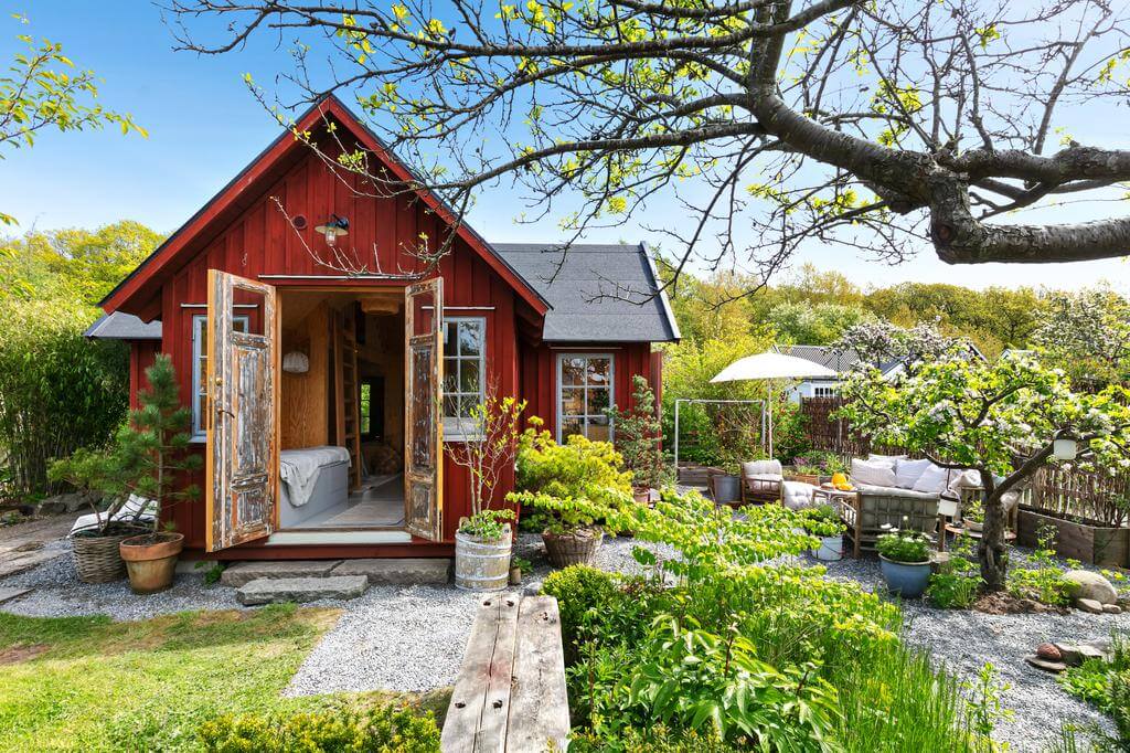 red wooden cottage swedish allotment nordroom A Red Wooden Cottage on a Swedish Allotment