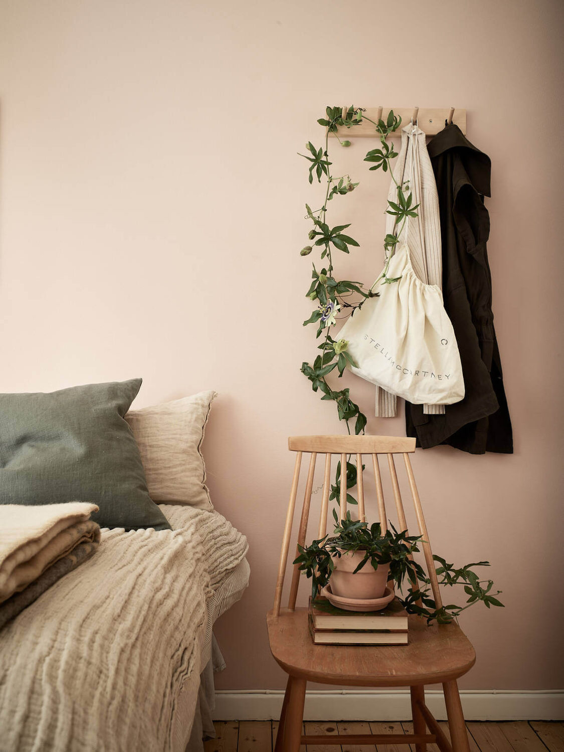 scandinavian-studio-apartment-pink-walls-nordroom