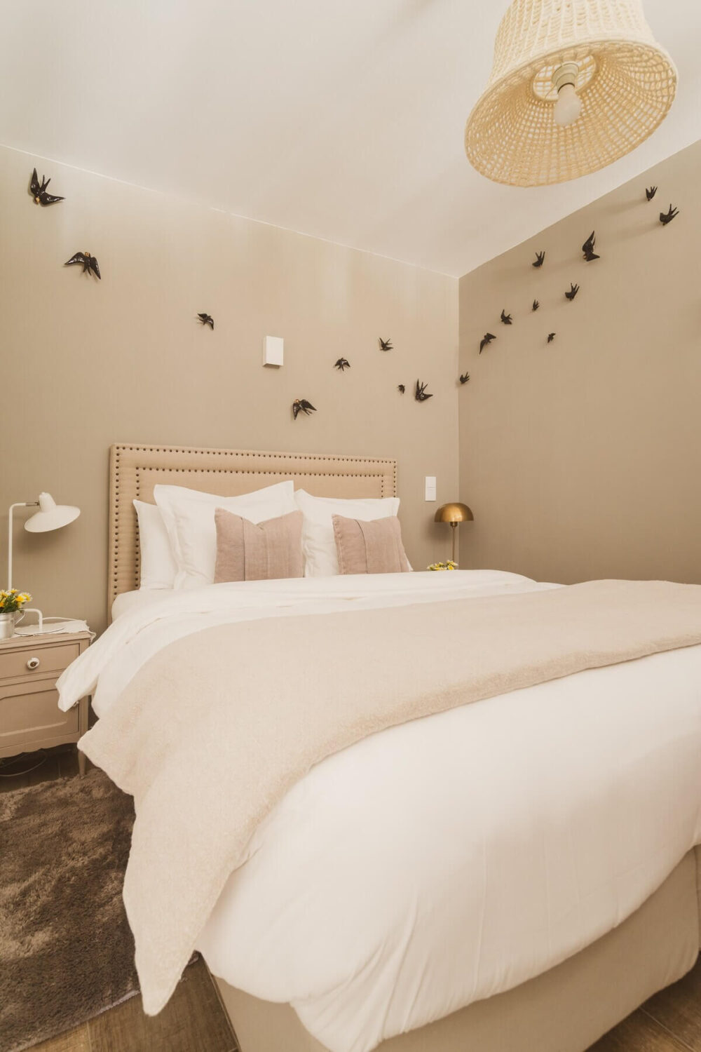 serene-light-colored-bedroom-airbnb-lagos-portugal-nordroom