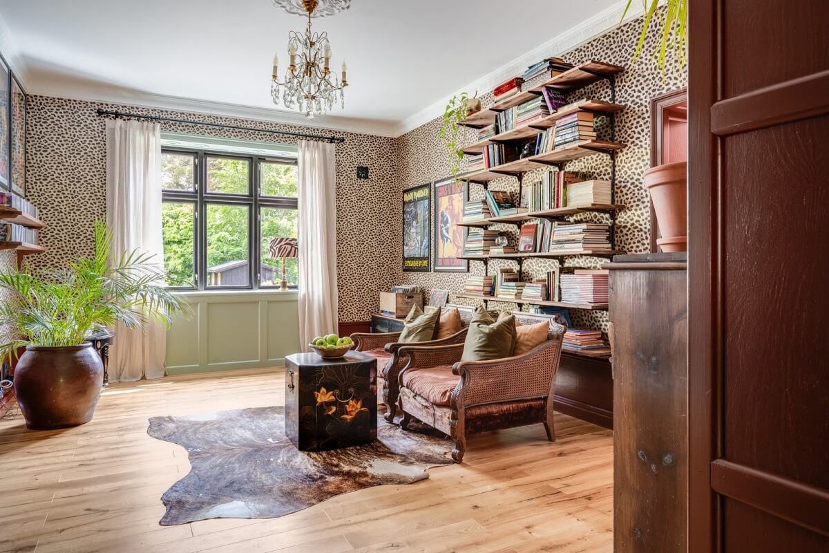sitting-room-antique-armchairs-bookshelves-wallpaper-nordroom