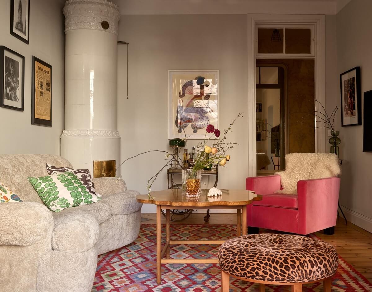 sitting-room-colorful-rug-pink-velvet-armchair-nordroom