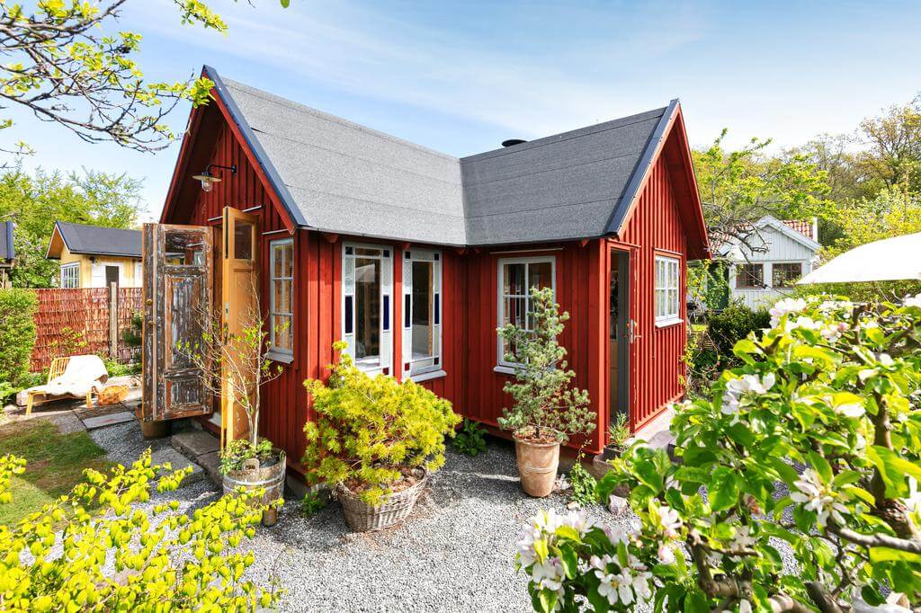 small swedish cottage allotment garden nordroom A Red Wooden Cottage on a Swedish Allotment