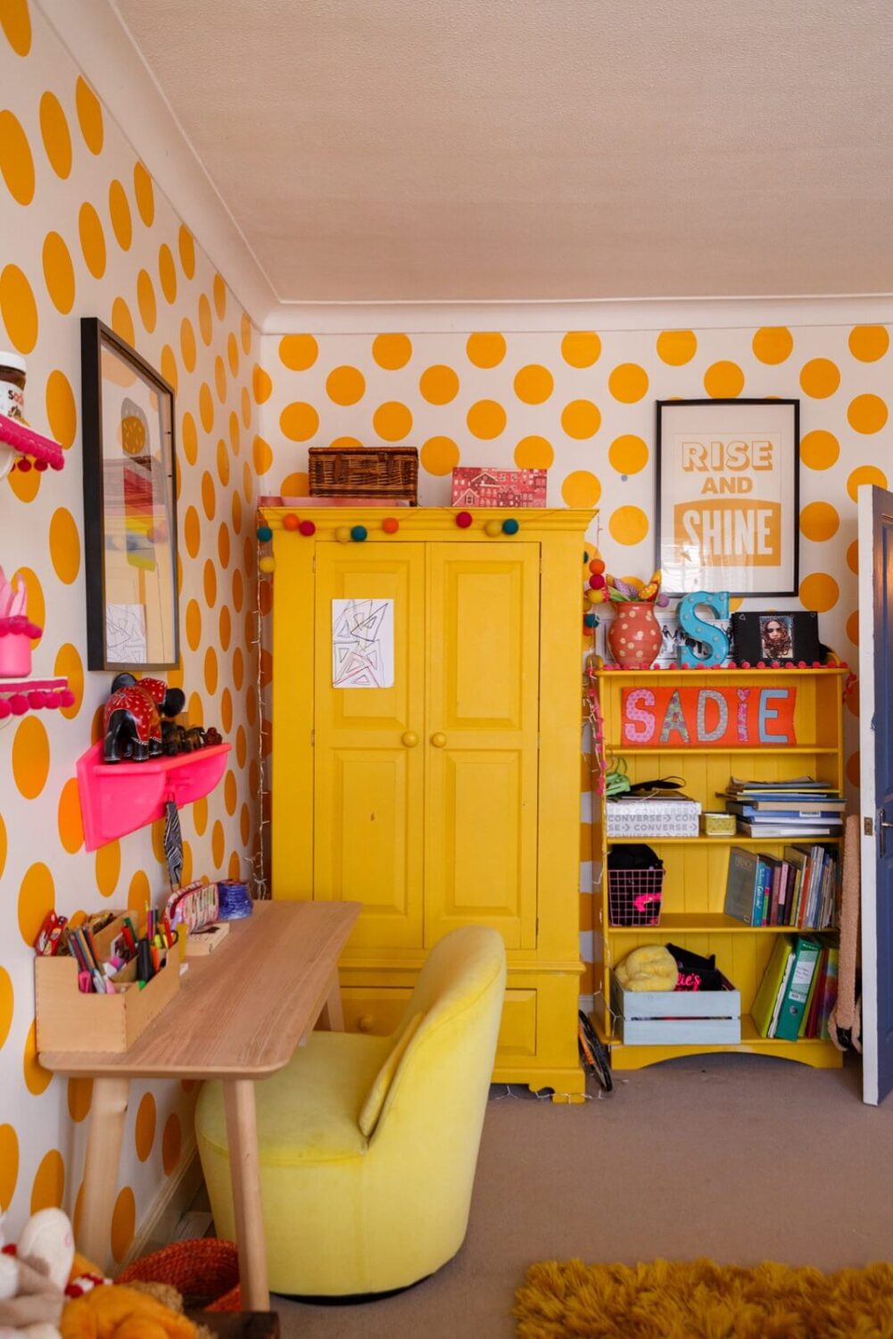 yellow-kids-bedroom-polkadot-wallpaper-nordroom