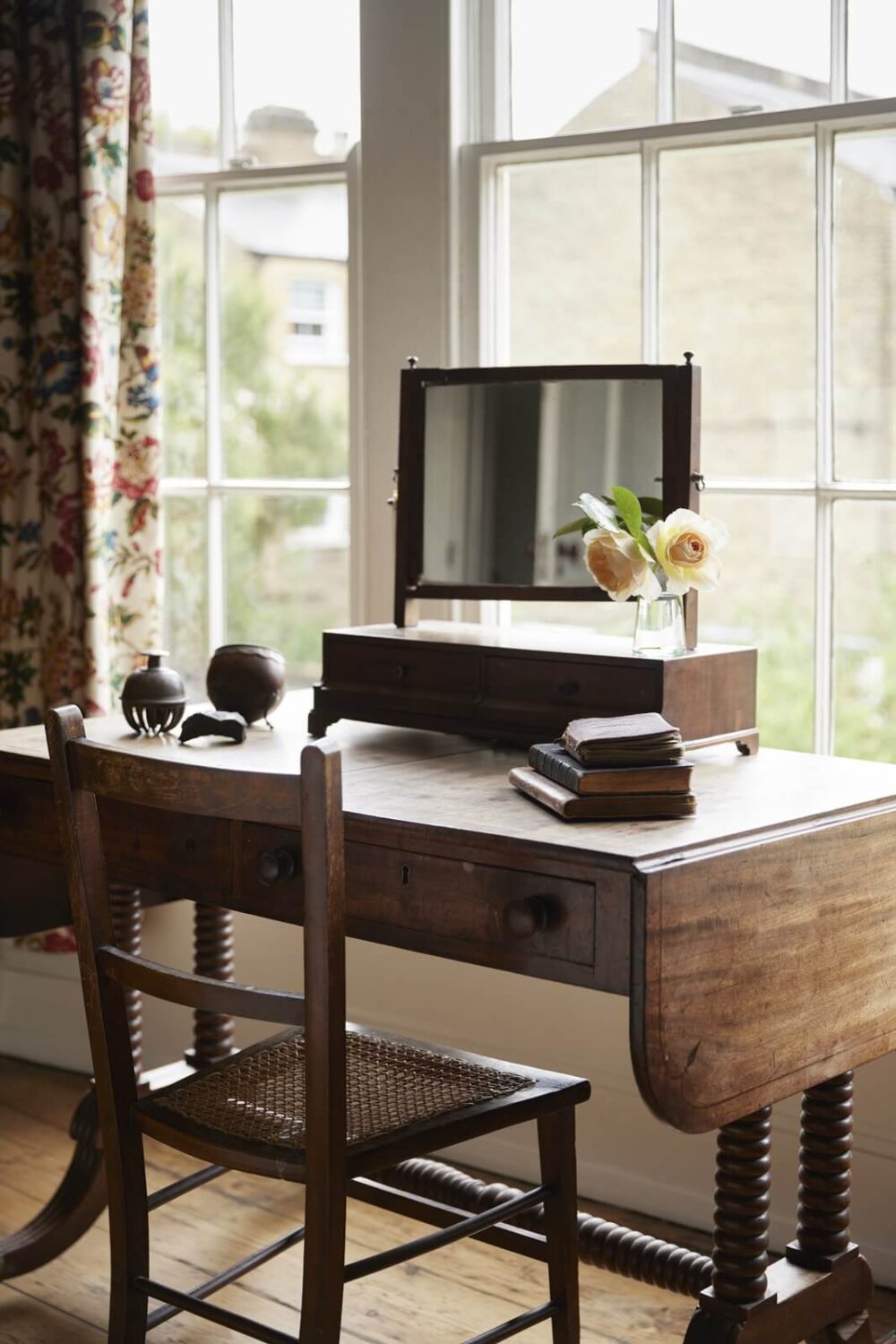antique-vanity-table-nordroom