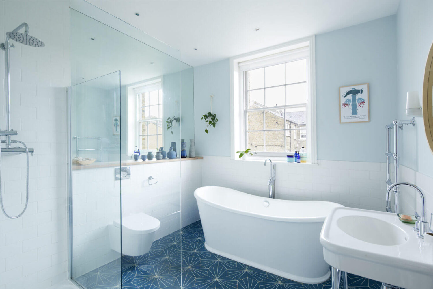 bathroom-dark-blue-geometric-floor-tiles-blue-walls-freestanding-bath-nordroom