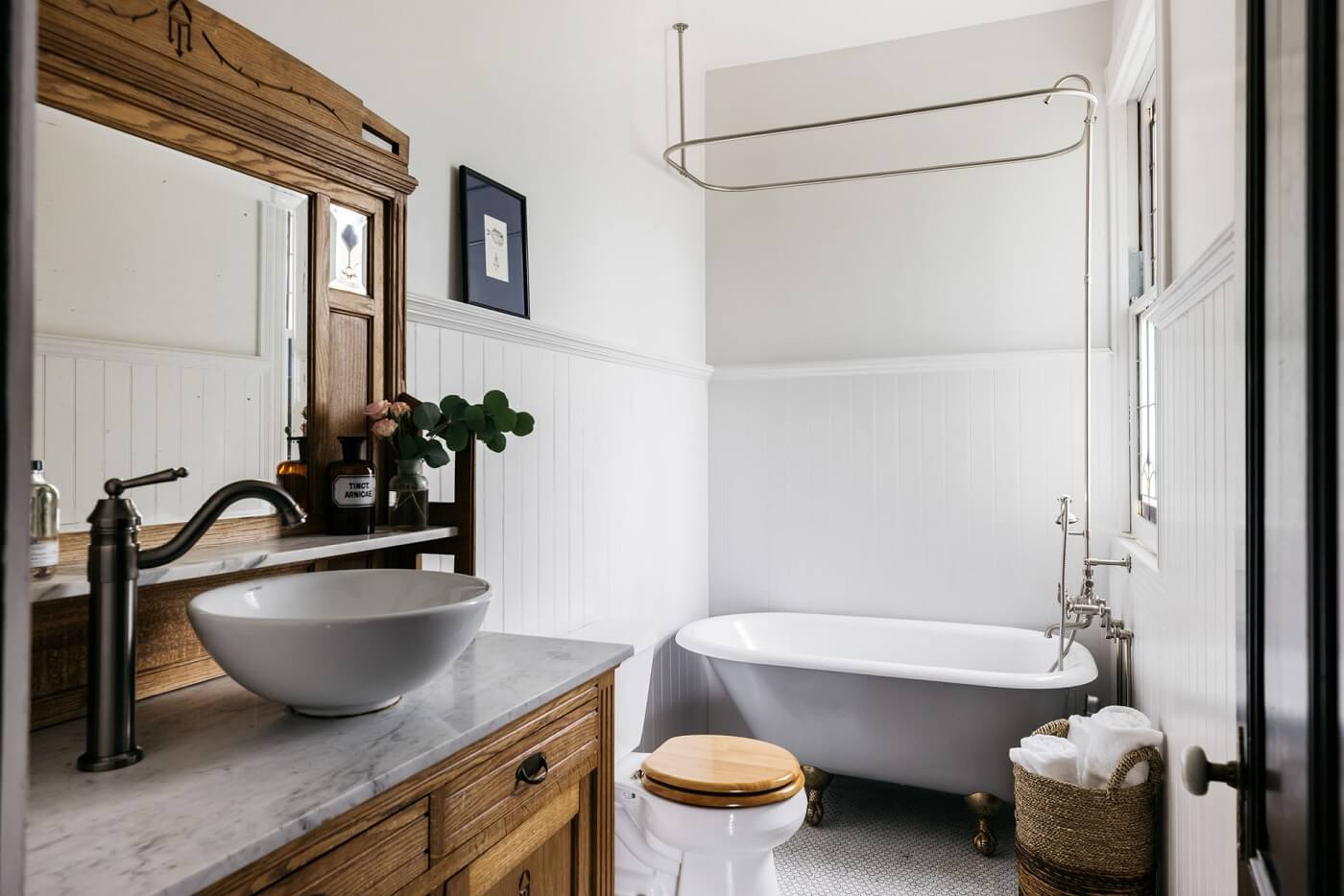 bathroom-tub-victorian-house-nordroom