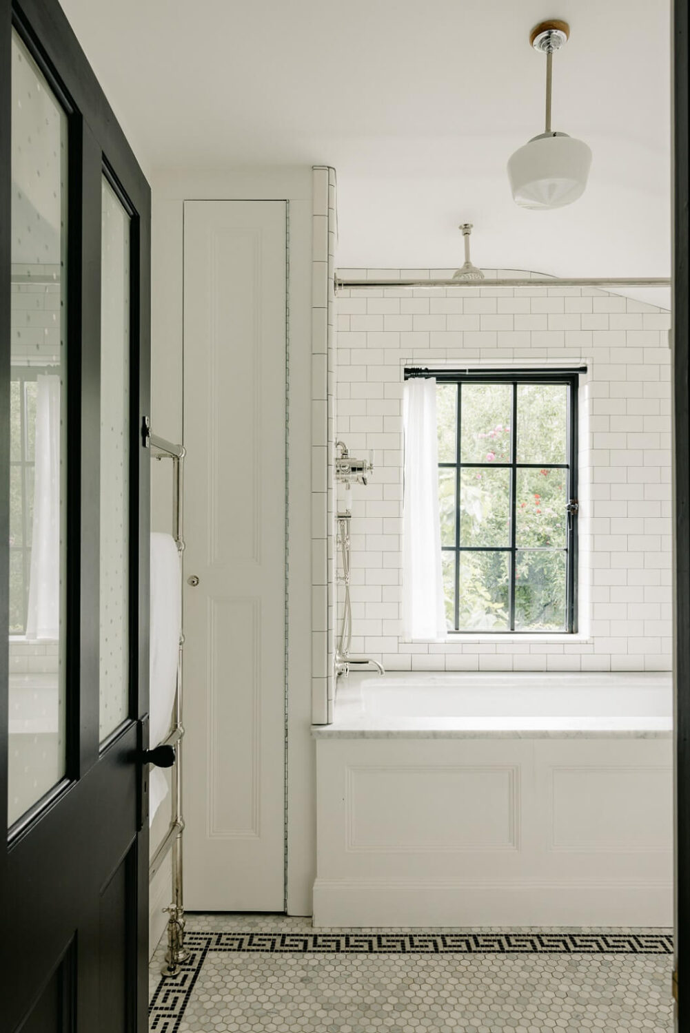 bathroom-white-tiles-victorian-house-london-nordroom