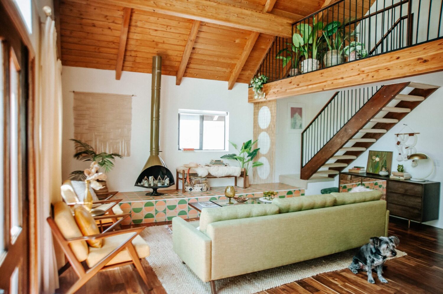 cabin-living-room-wooden-ceiling-fireplace-airbnb-california-nordroom