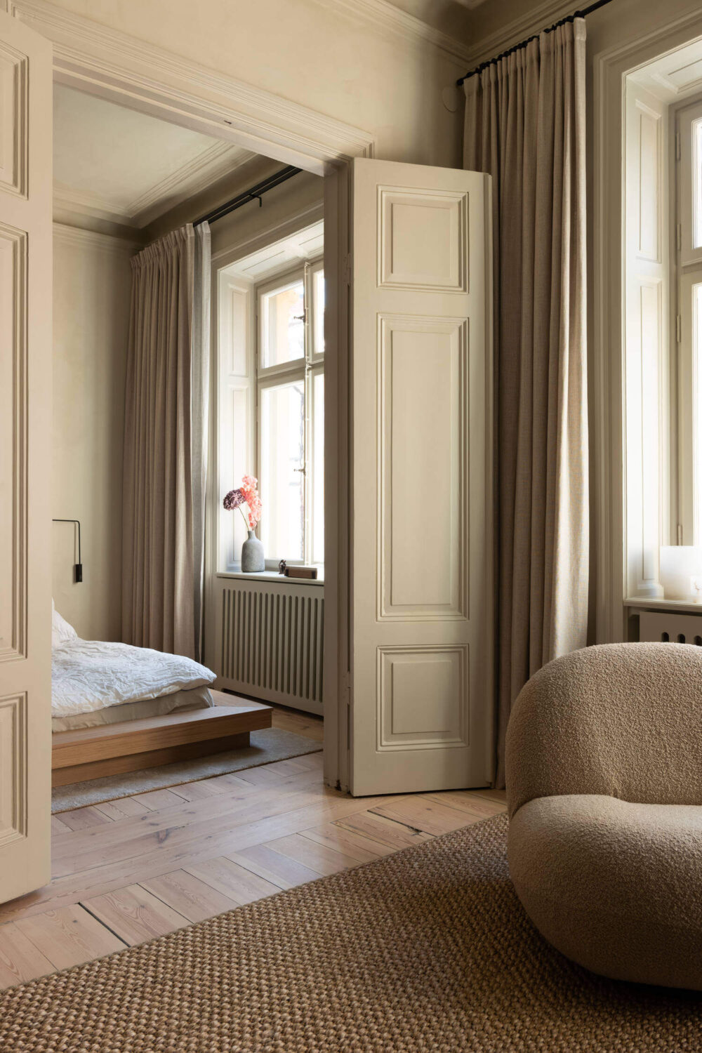 double-doors-bedroom-wooden-floor-nordroom