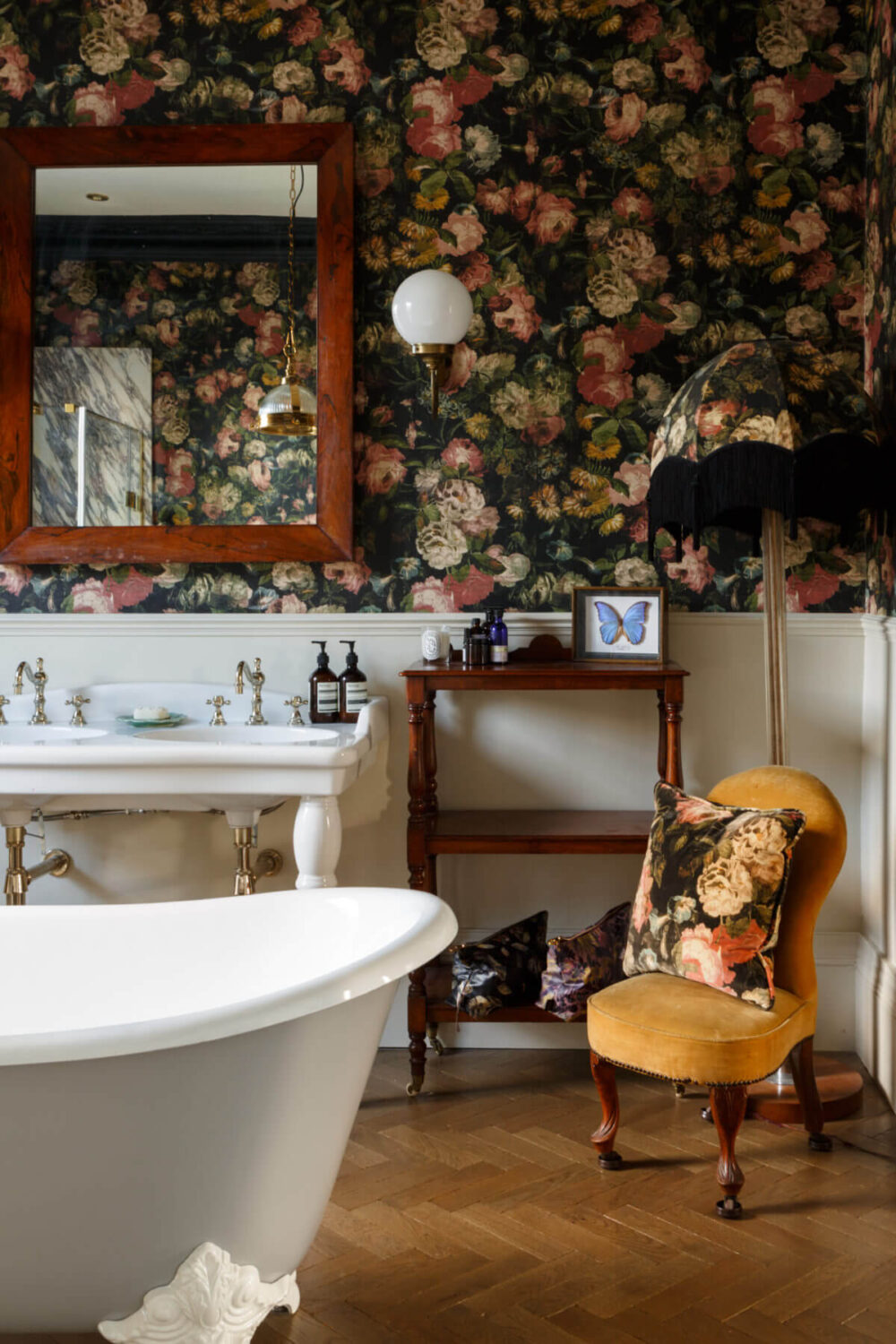 floral-wallpaper-vintage-style-bathroom-freestanding-bath-nordroom