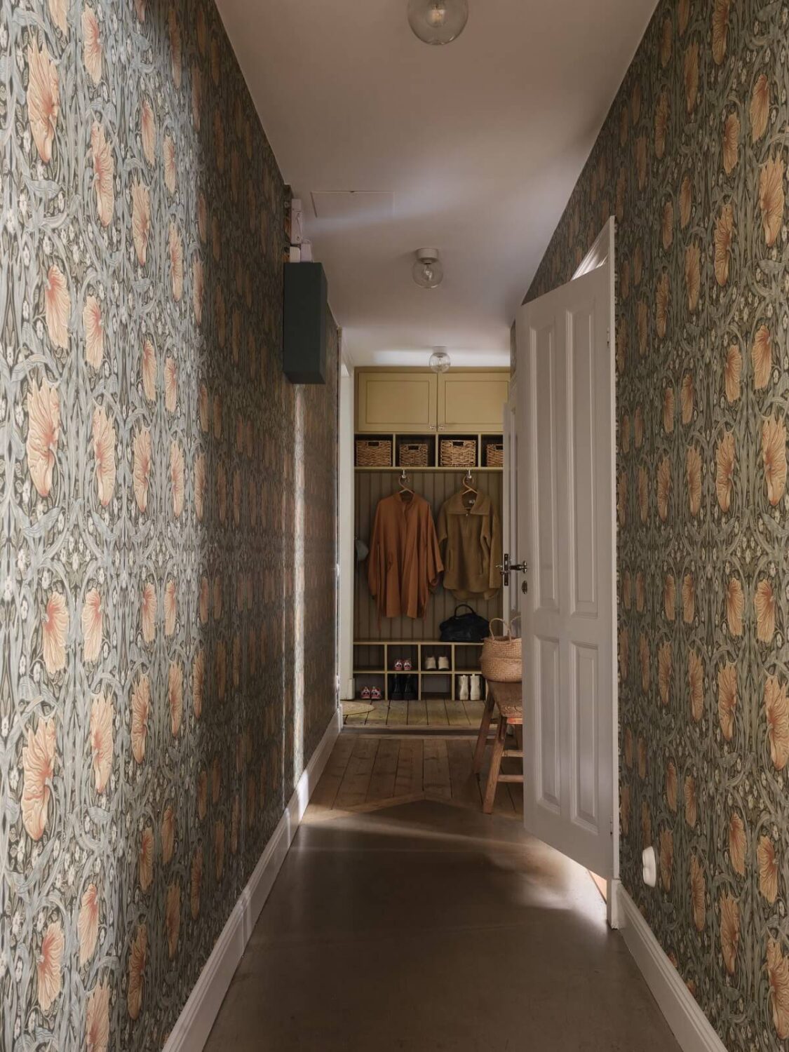 hallway-william-morris-wallpaper-nordroom