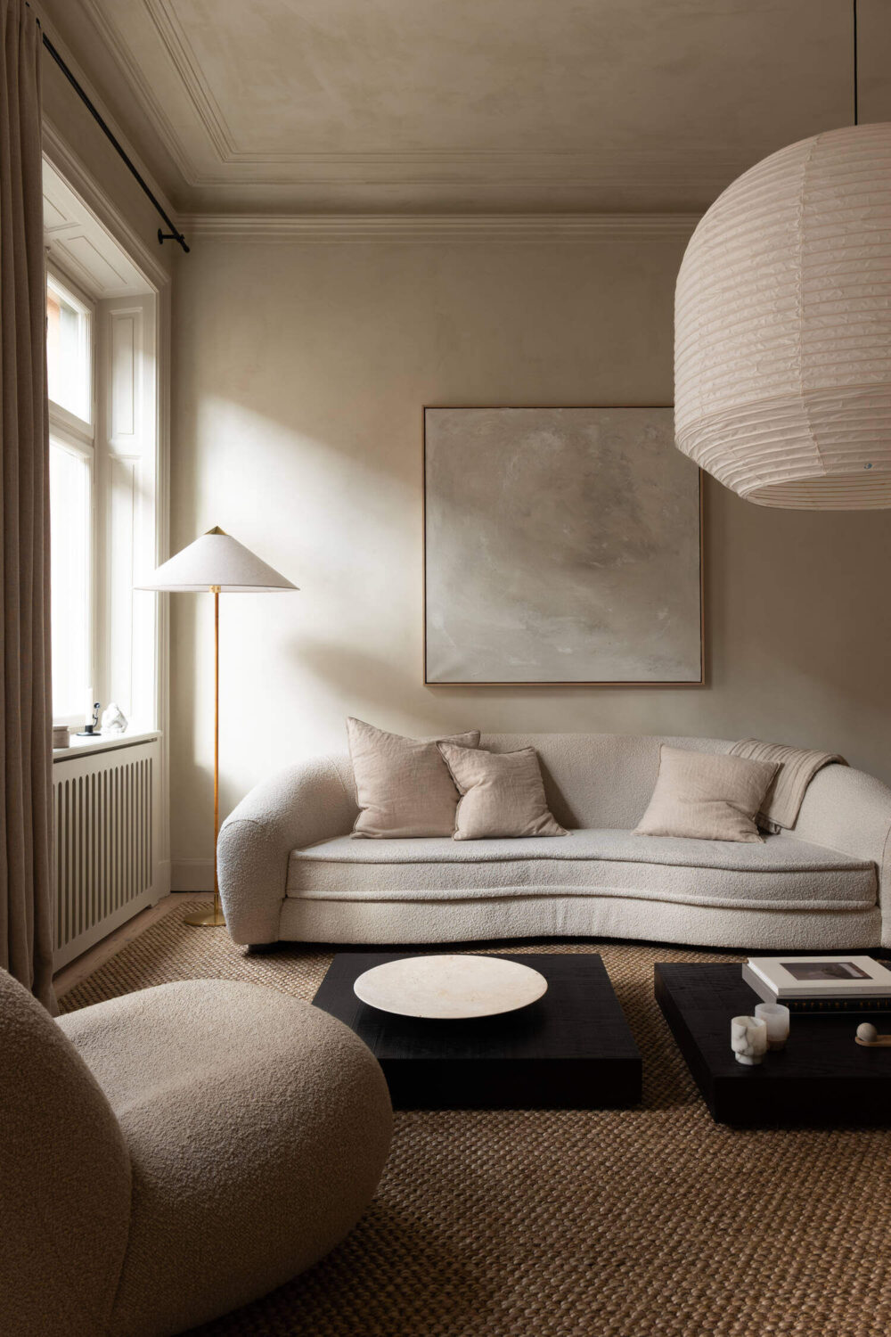 japandi-living-room-curved-sofa-natural-colors-nordroom