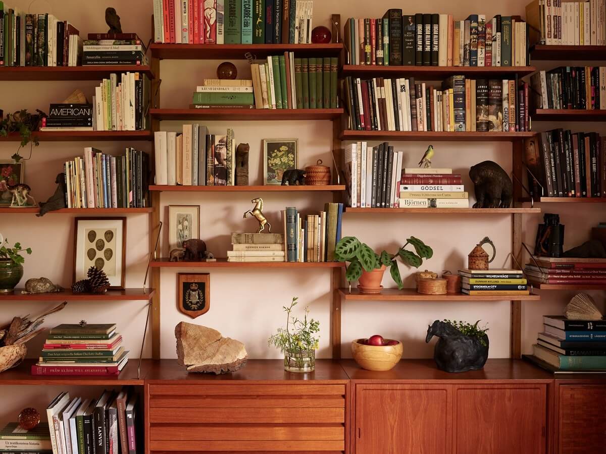 midcentury bookshelves colorful home nordroom Midcentury Furniture in a Pink and Green Home