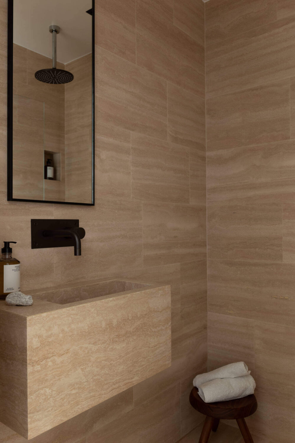 minimalistic-bathroom-black-taps-nordroom