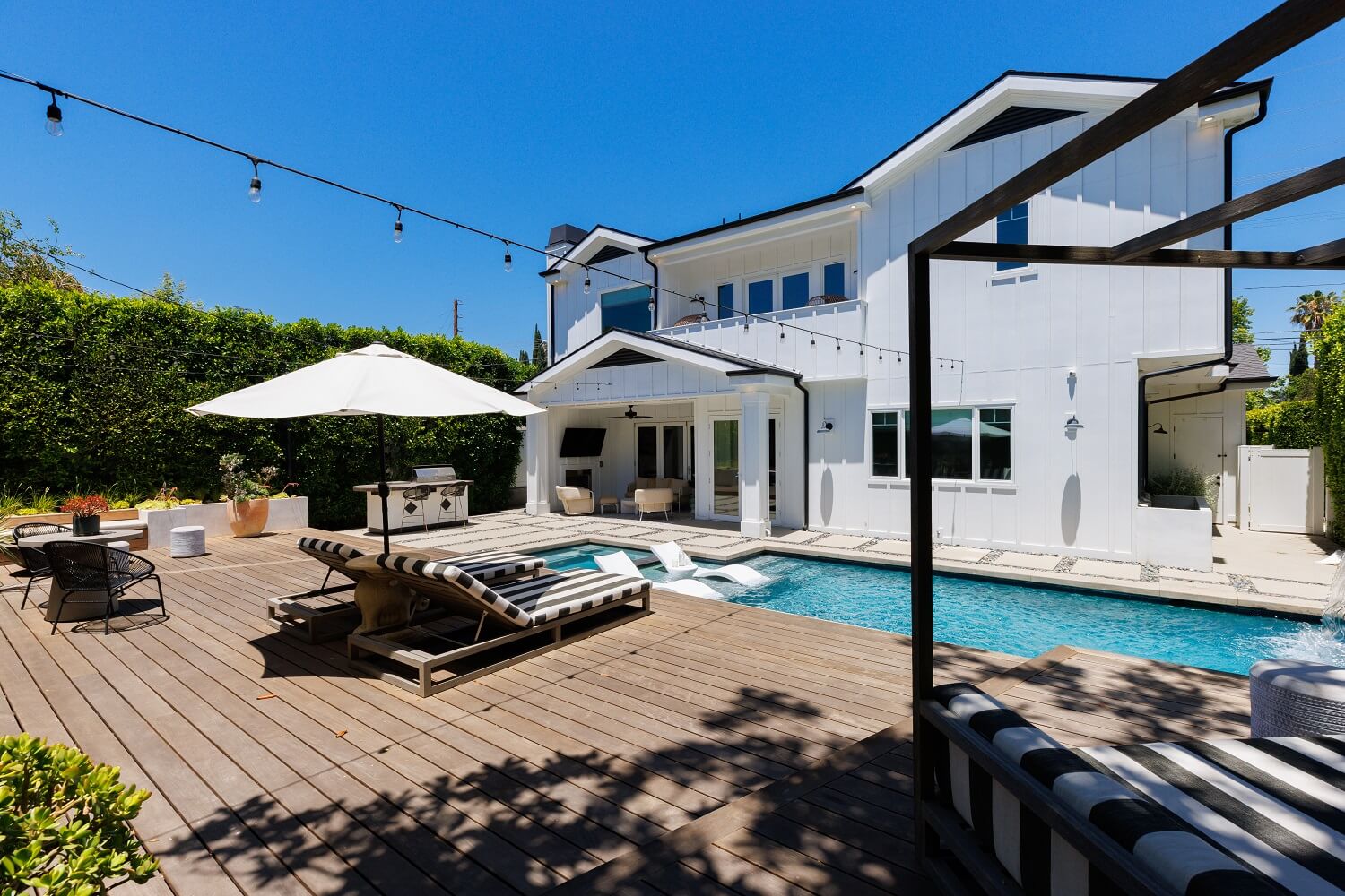 modern-white-home-los-angeles-garden-swimming-pool-daveed-diggs-emmy-raver-lampman-nordroom