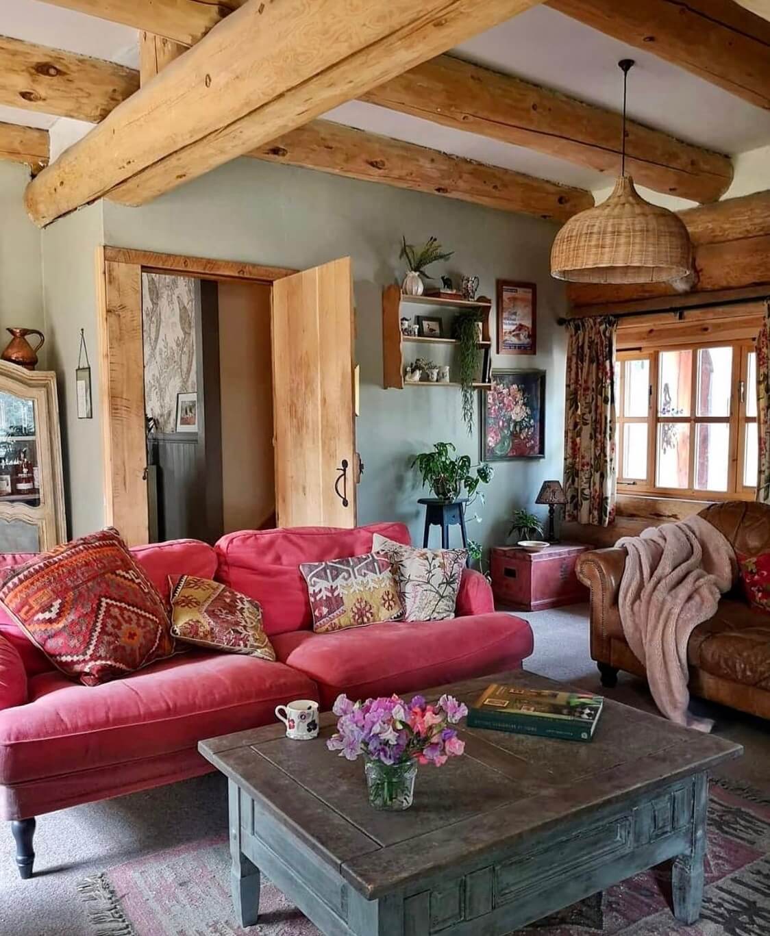 pink-sofa-rustic-cozy-sitting-room-exposed-beams-nordroom