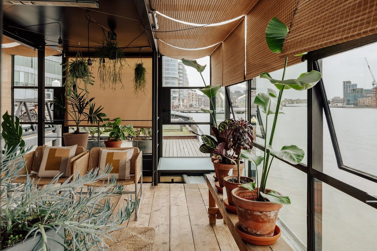plant-filled-sitting-room-wooden-floor-houseboat-london-nordroom