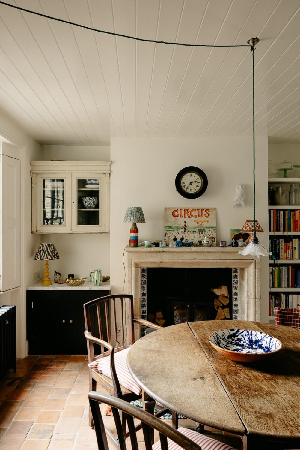 round-rustic-wooden-dining-table-terracotta-floor-tiles-farmhouse-style-nordroom