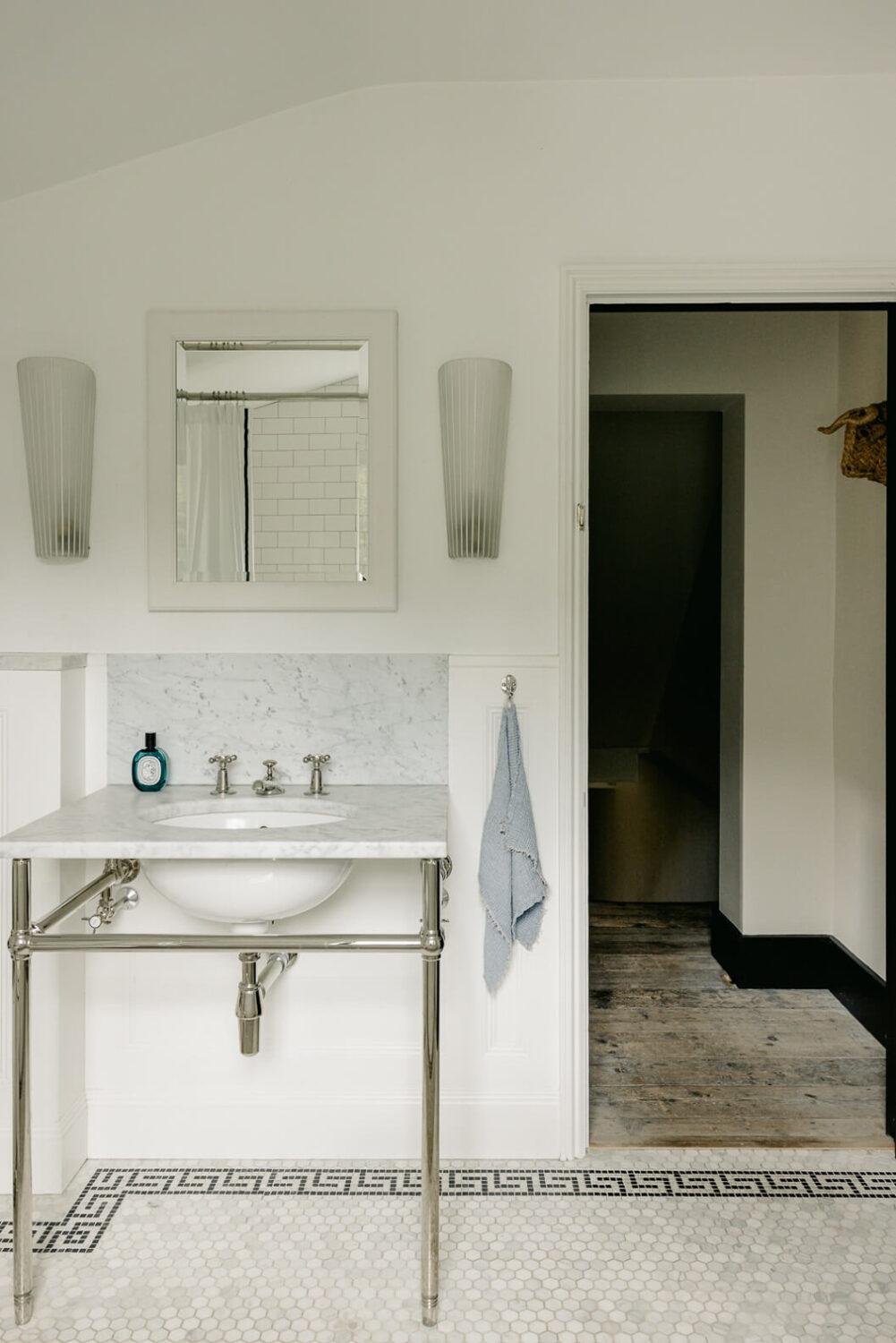 small-bathroom-white-tiles-victorian-house-london-nordroom