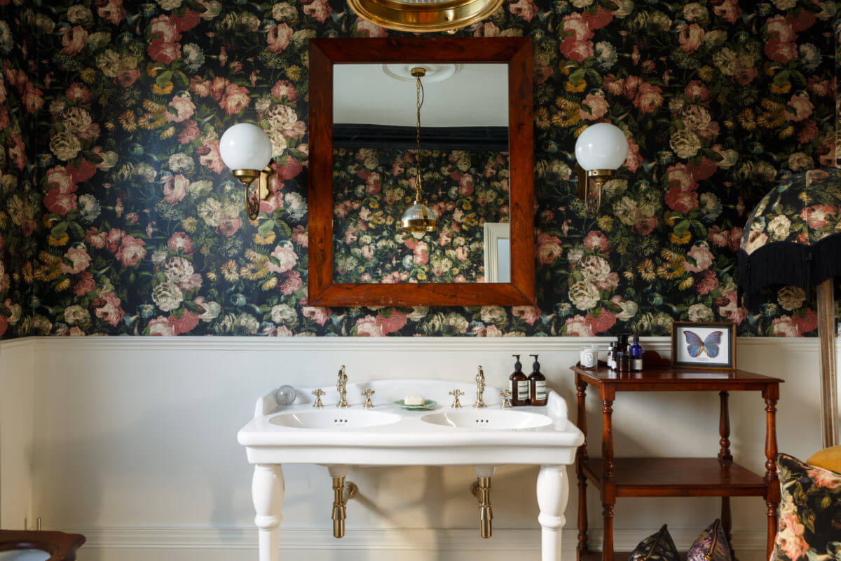 vintage-style-bathroom-floral-wallpaper-nordroom